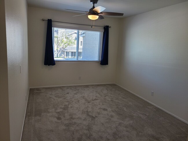 Building Photo - Spacious Two story 3 bed 2.5 baths + 2 car garage in great school district.