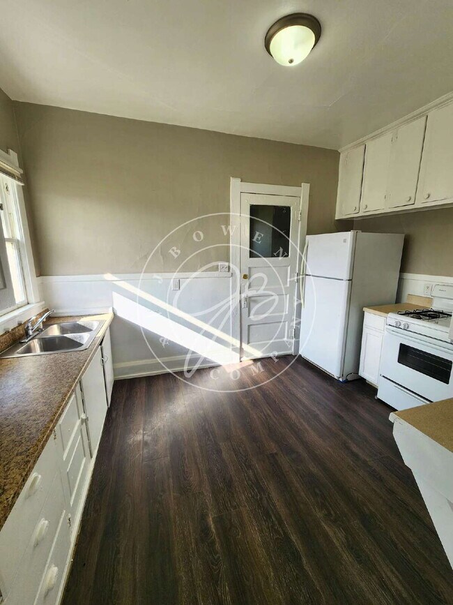 Building Photo - 2 bedroom Upper unit- over 1200 sq feet! Private enclosed porch! Water included!