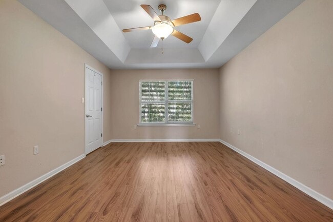 Building Photo - Spacious 3 Bedroom Townhome with Fireplace & Deck