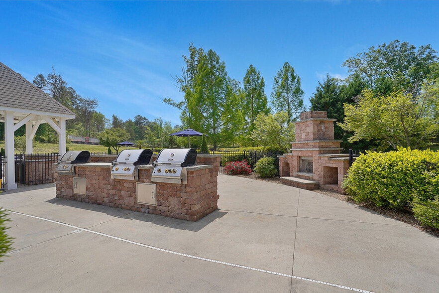 Building Photo - Reserve at Stone Hollow