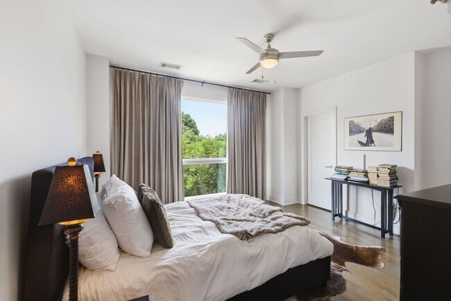 Building Photo - $500 RENT CREDIT if Leased by SEPT 1ST. Location, location, location! Modern Turnkey Townhome Ste...