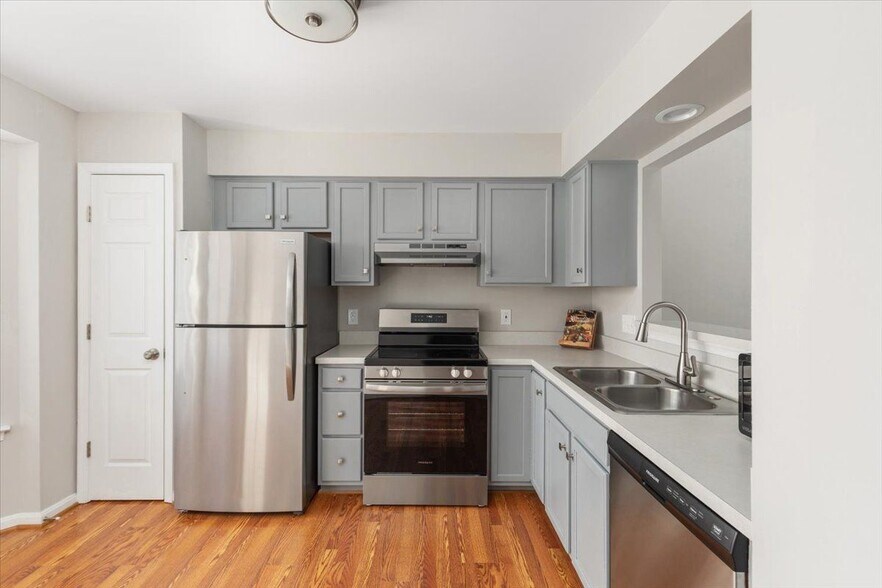 Building Photo - 113 Frazer Dr