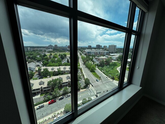 Building Photo - Penterra Plaza Condo with Amazing Panorami...