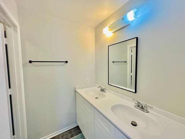 Building Photo - Newly Renovated 4BR/2BA Near UF - Resort-S...