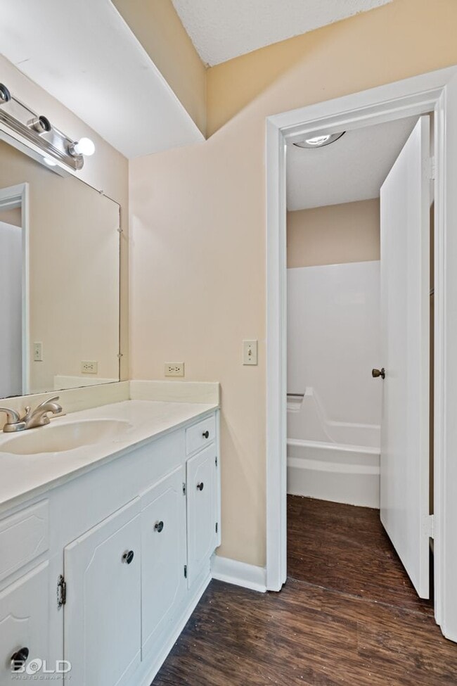 Building Photo - 1502 Suburbia Dr