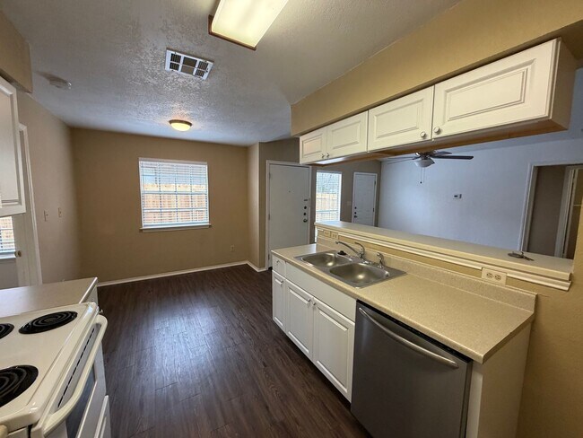 Building Photo - Welcome home to this charming 2-bedroom, 2-bathroom duplex located in Woodstone Subdivision - loc...