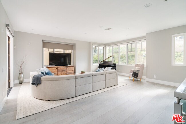 Building Photo - 13065 Bluff Creek Dr