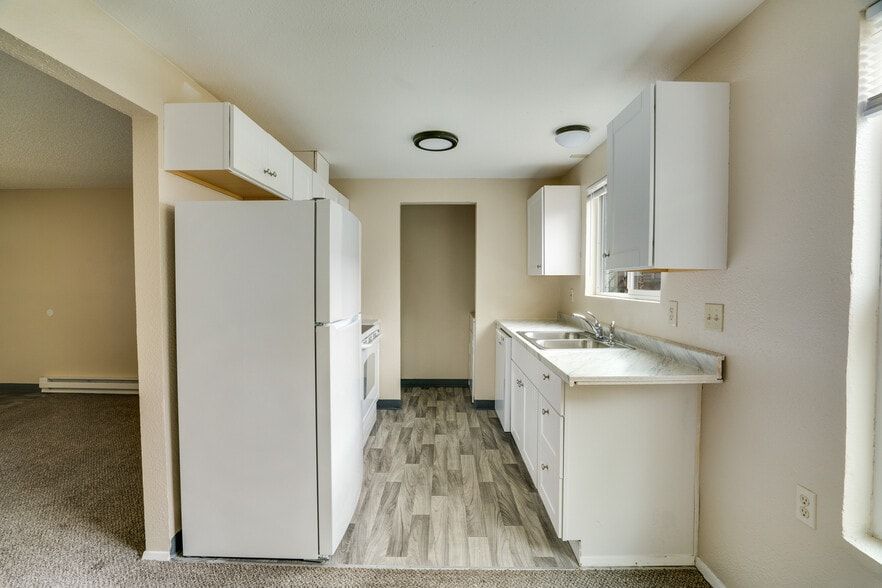 Kitchen - 2410 S I St