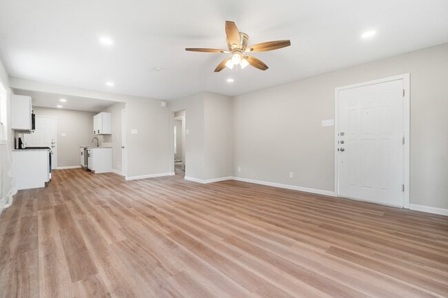 Building Photo - 407 Lovera Blvd