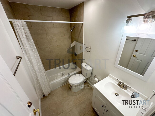 Building Photo - 1841 E Clementine St