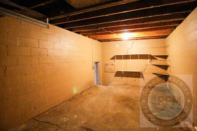 Building Photo - 3 Bed 1 Bath Located in Central Omaha