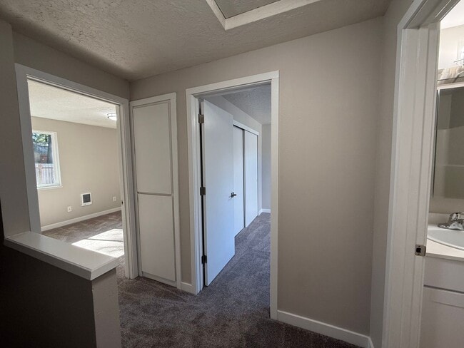 Building Photo - NOW SHOWING - RENOVATED Townhome Style Apartment In Raleigh Hills - See Listing for DETAILS and S...