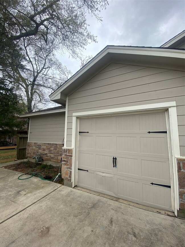 Building Photo - 307 Covecrest Dr