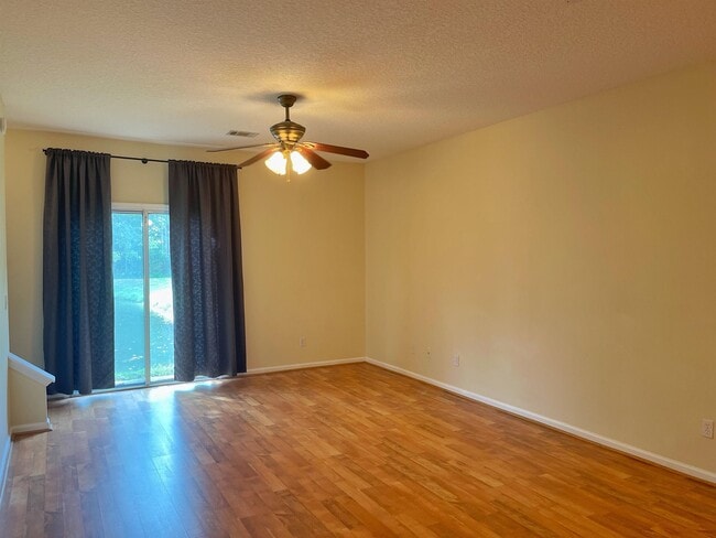 Building Photo - 374 Scrub Jay Dr