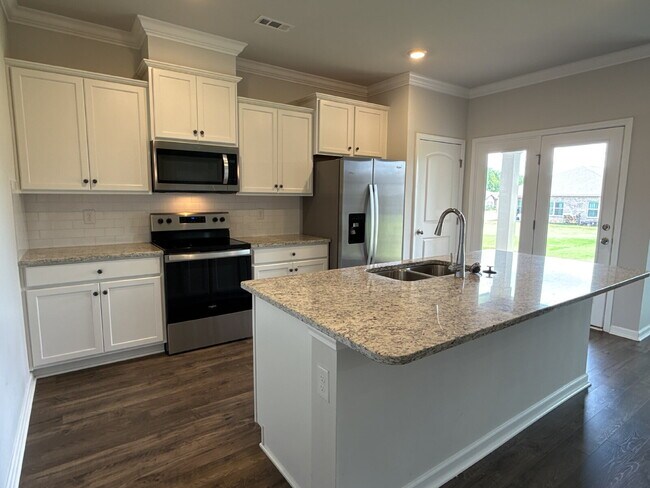 Building Photo - "Charming 3-Bedroom Retreat with Granite Elegance in Huntsville!"