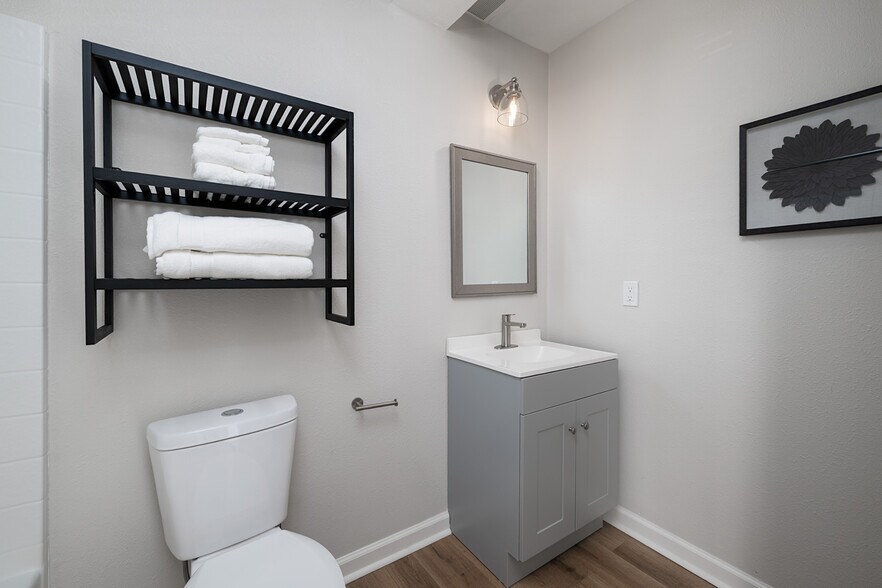 Building Photo - 1528 E Devine St