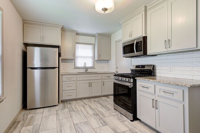 Building Photo - * * * $500 Move-In Special * * * Charming ...