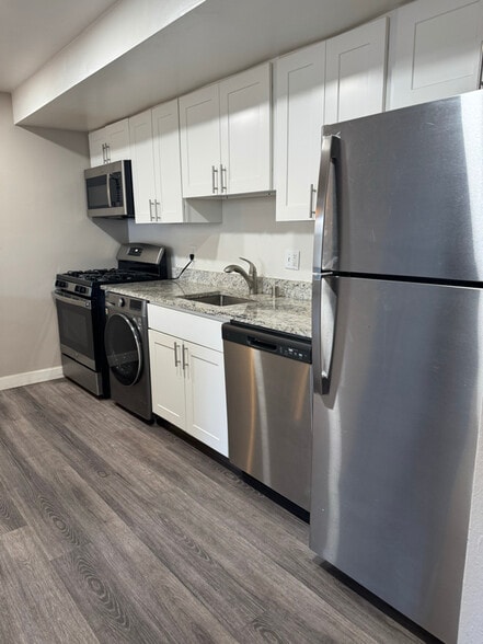 Building Photo - 2131 N Summit Ave