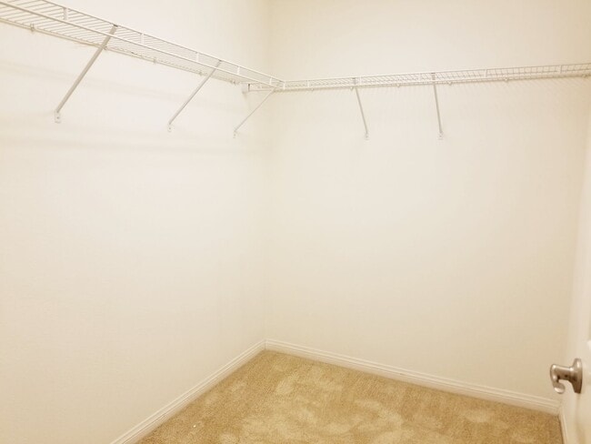 Building Photo - Spacious Condo 3 bedrooms, 2 bathrooms Built 2016