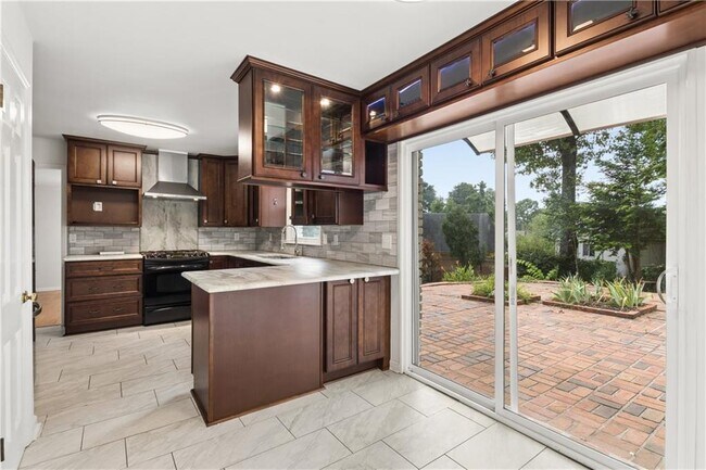 Building Photo - 800 Glenairy Dr NE