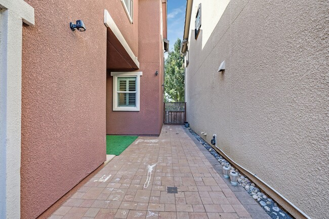 Building Photo - 210 Stratus Common