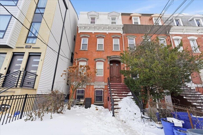 Building Photo - 289 Forrest St