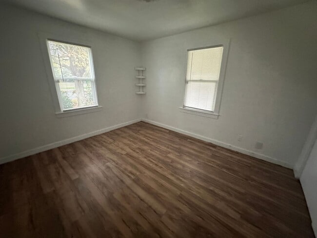 Building Photo - 301 Ainsley Ave