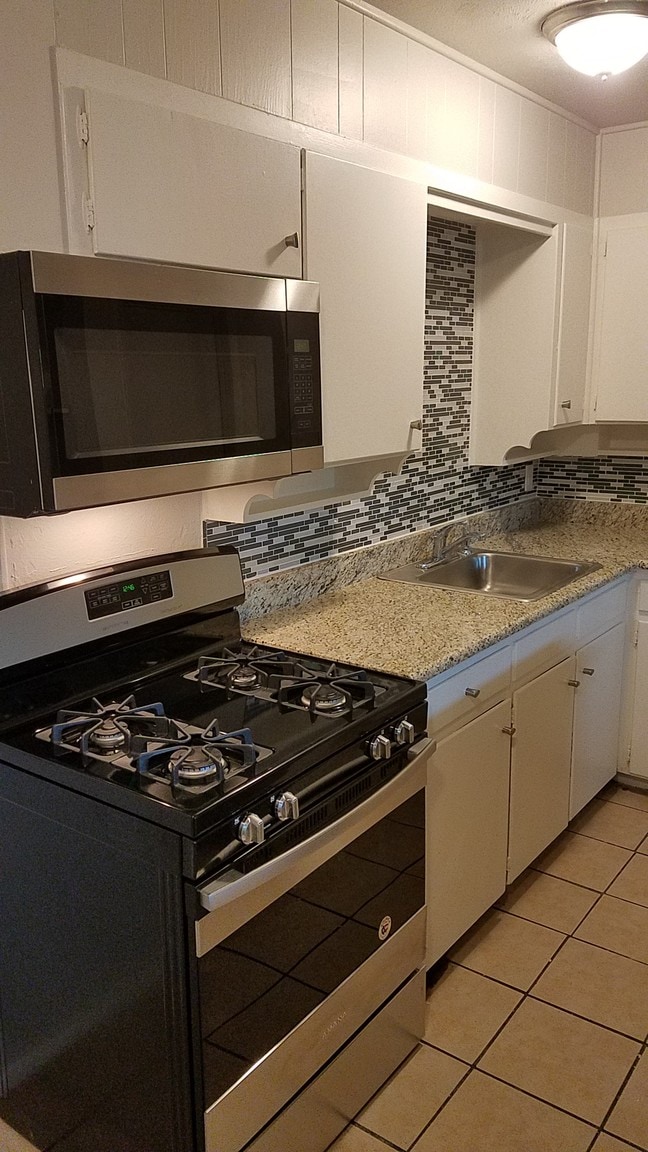 Renovated kitchen with Stainless Appliances - 2428 Louise St