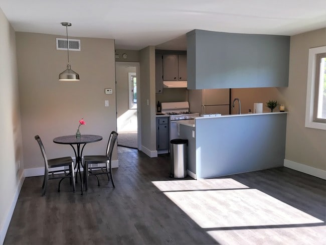 Building Photo - Yosemite Court Apartments