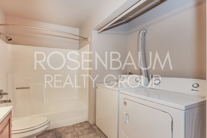 Building Photo - 465 W Ivyglen St