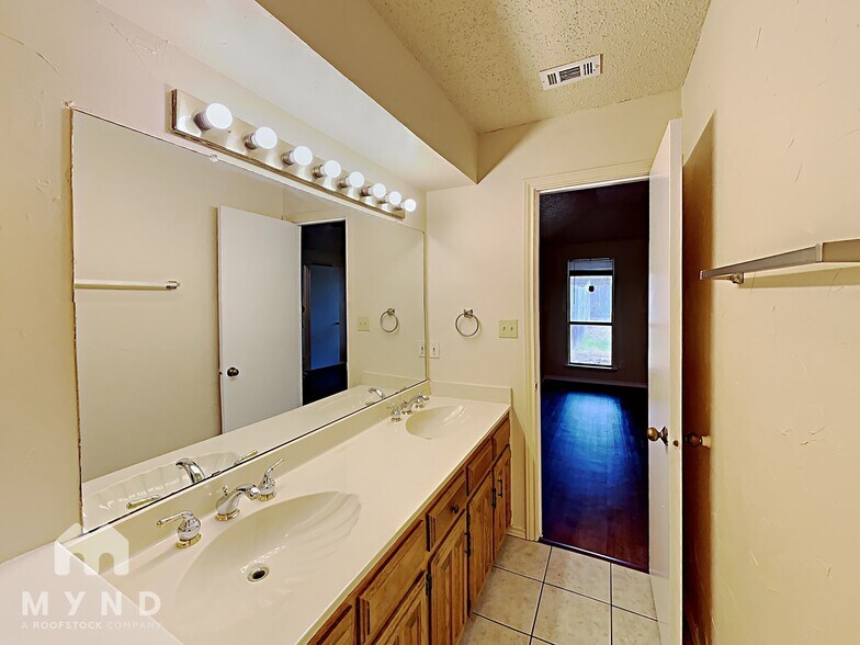 Building Photo - 4211 Spring Meadow Ln