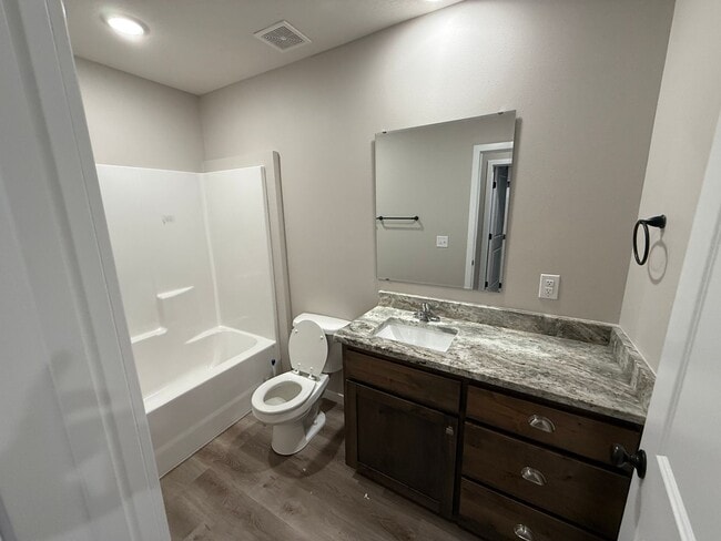 Building Photo - Spacious 5-Bedroom Walkout Basement Home i...