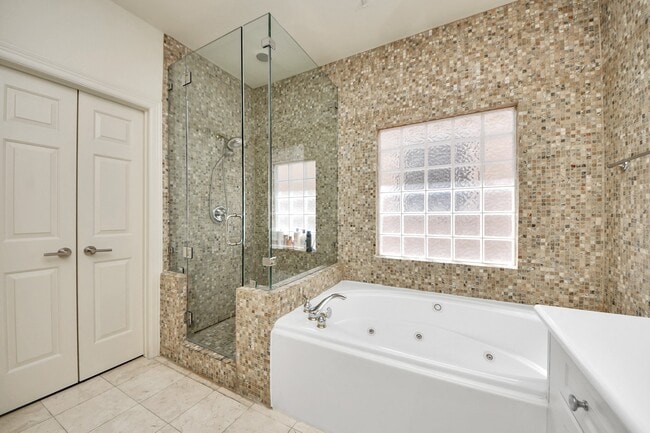 Building Photo - 825 Rosine St