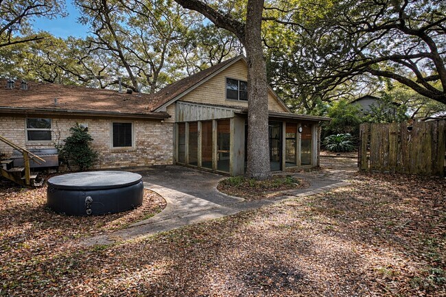 Building Photo - 202 Hardy St