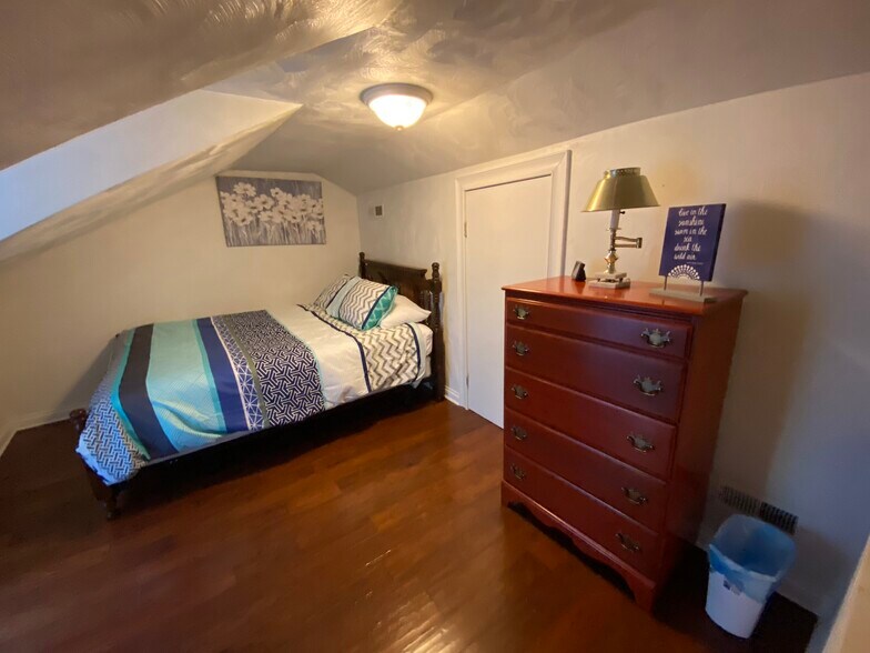 BR 4 - 907 E Carson St