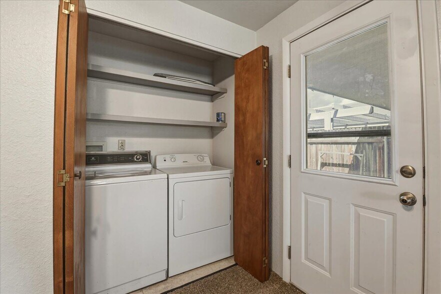 Building Photo - 117 N Homedale Ave