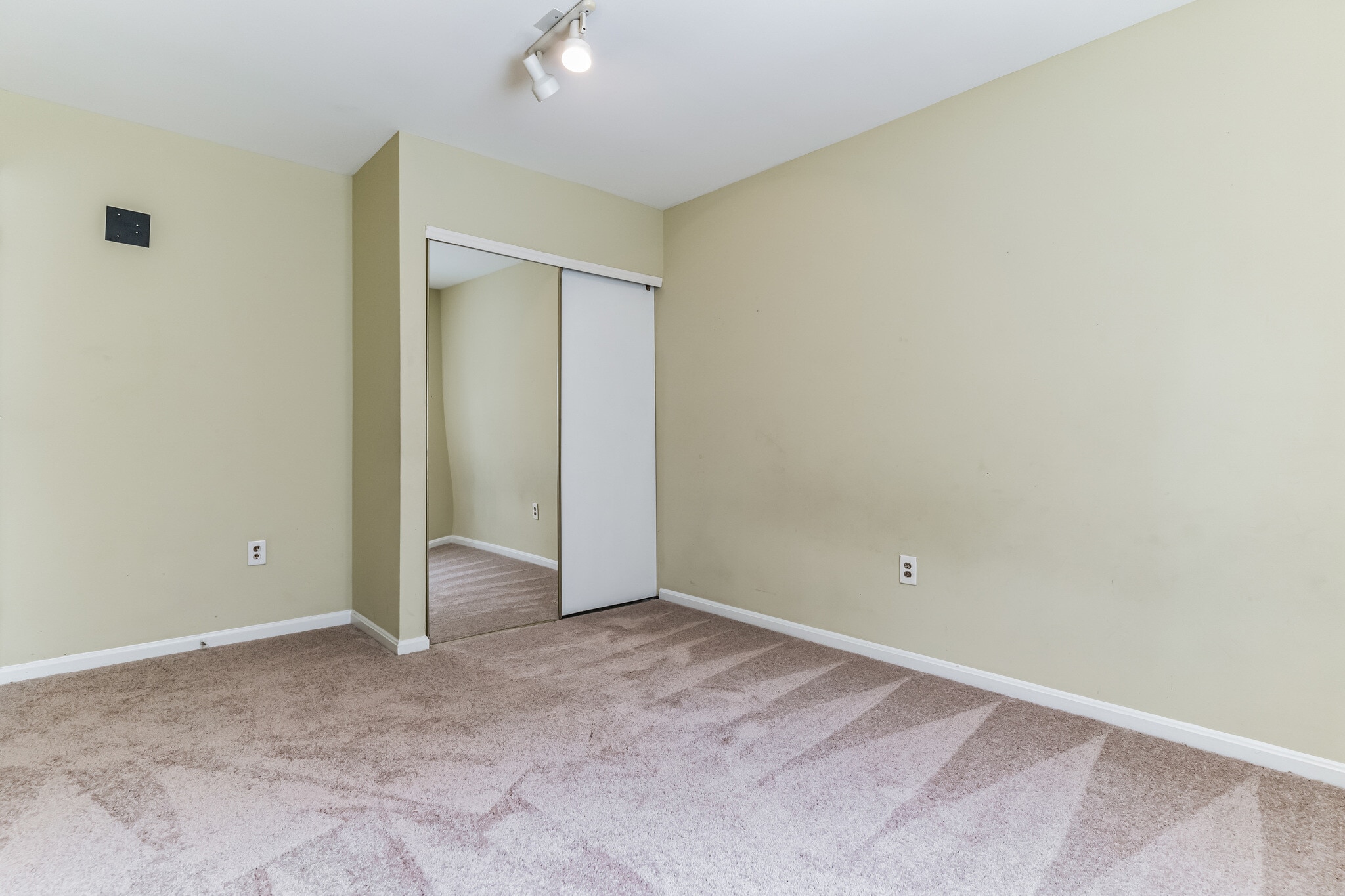 Building Photo - 15606 Traverser Ct