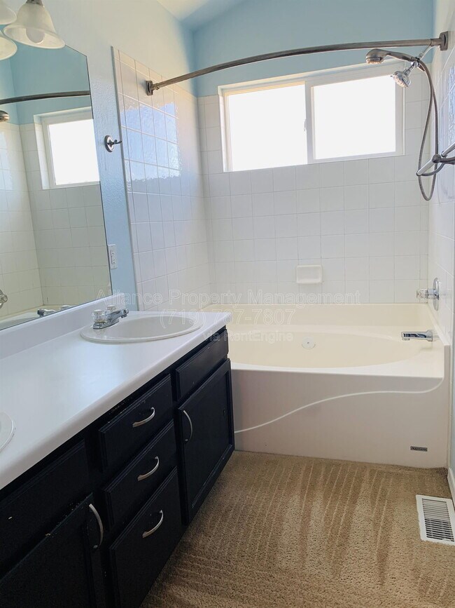 Building Photo - 212 Oxbow Dr