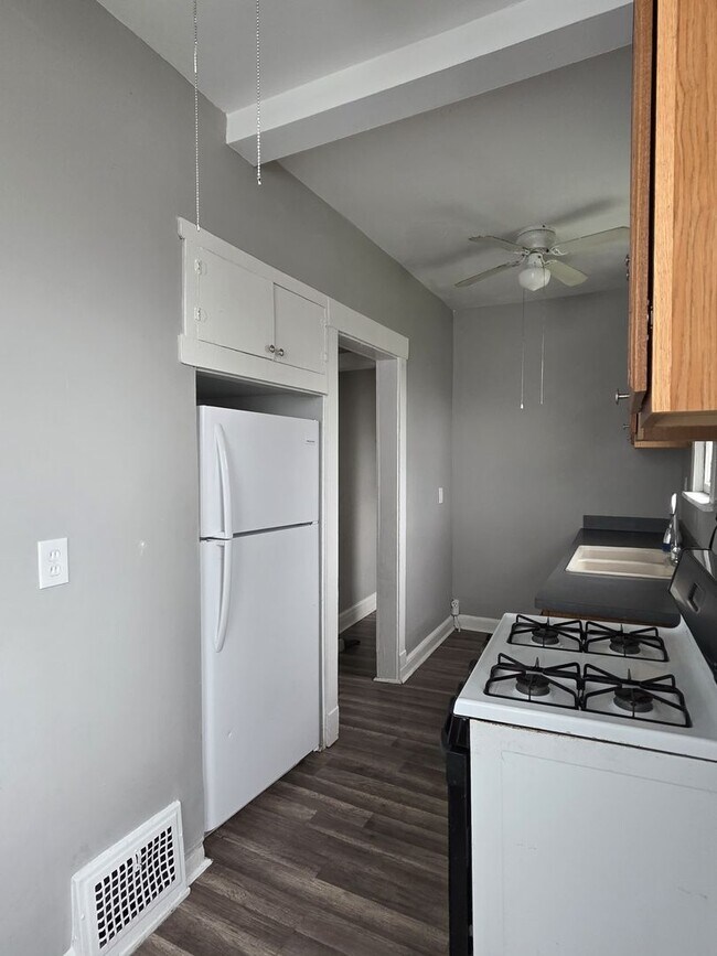 Building Photo - 2109 W 98th St