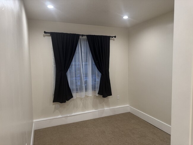 Building Photo - 4621 Locust Ln E