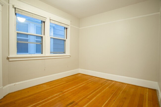 Building Photo - Gorgeous + Spacious 2-Bedroom Flat with Hardwoods, Dishwasher, Fireplace + Etc.!