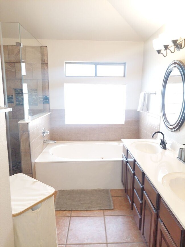 Building Photo - 4 BEDROOM 2 BATHROOM HOME 3 CAR GARAGE HOM...