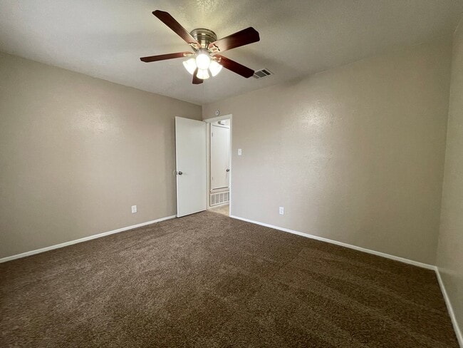 Building Photo - AVAILABLE NOW 2 BED 2 BATH APARTMENT IN EU...