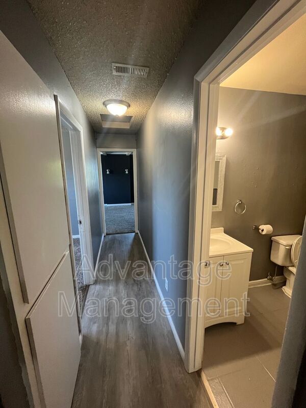 Building Photo - 218 W 205 N