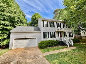 Building Photo - 4 bedroom/ 2.5 bathroom- Village Square of Williamsburg