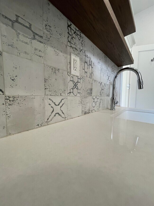 Building Photo - 569 Jersey Ave