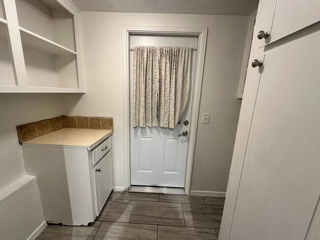 Building Photo - FOR RENT: Charming 3-Bedroom, 2-Bath Home in Yukon! - Move In Deposit-Free! (If Qualified)