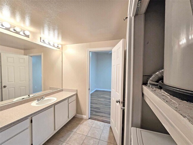 Building Photo - 2320 Gracy Farms Ln