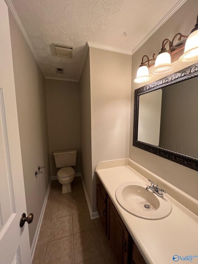 Building Photo - 2006 Lancaster Ave SW