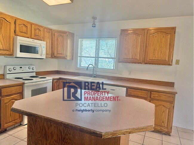 Building Photo - Beautiful 4 bed 2 1/2 bath - 3 car garage
